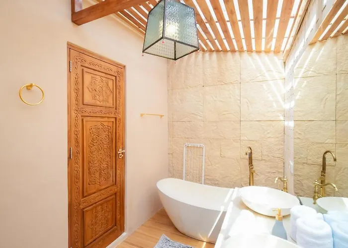 Villa Spacious 2 Bedroom Cozy, Quiet & Comfortable With A Private Pool *