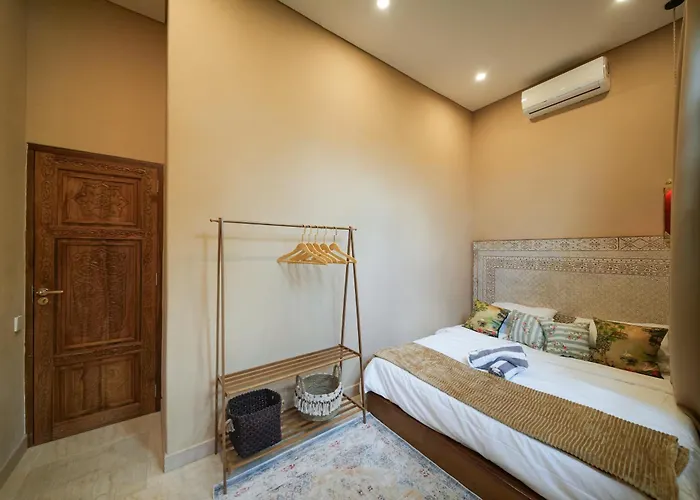 Villa Spacious 2 Bedroom Cozy, Quiet & Comfortable With A Private Pool *